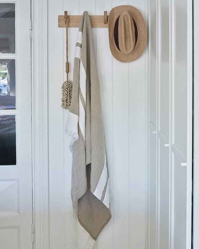 Kontrastsøm og frynser på kortsidene er fine detaljer på sengeteppe fra Halvor Bakke. Sengeteppet kan fint også brukes som et raust pledd.